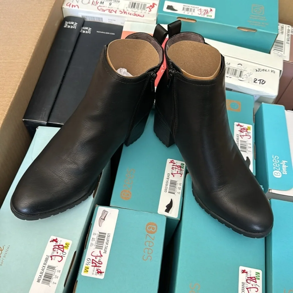 LifeStride Women's Mesa Chelsea Bootie - Picture 7 of 7